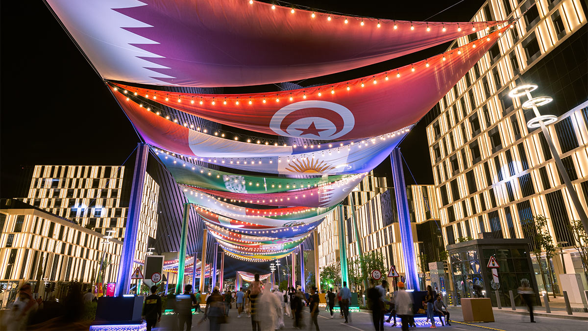 Туристы на улице города Лусаил. Катар