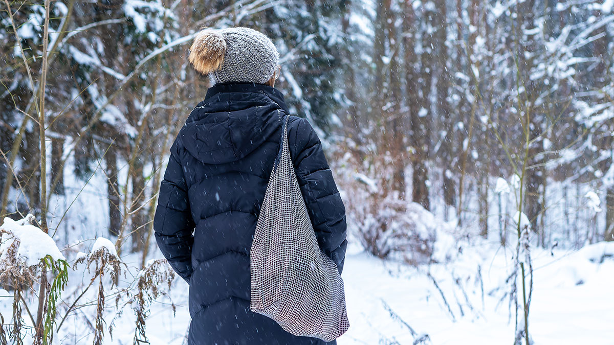 Женщина в шапке с помпоном
