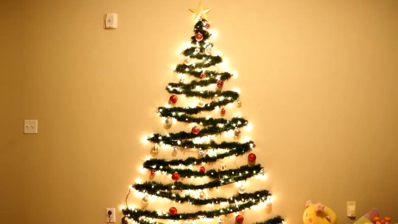Преображаем интерьер к новогодним праздникам: как сделать елку из гирлянды на стене
