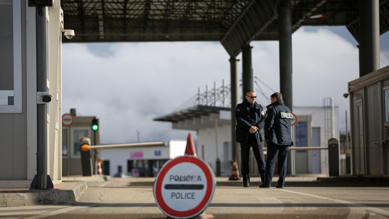 СМИ: косовские сербы сняли баррикады у КПП "Мердаре"