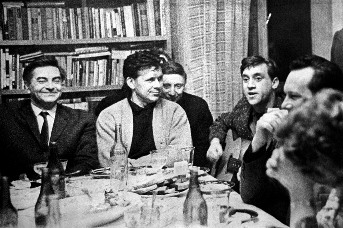 Художественный руководитель театра на Таганке Юрий Любимов и актер Владимир Высоцкий.