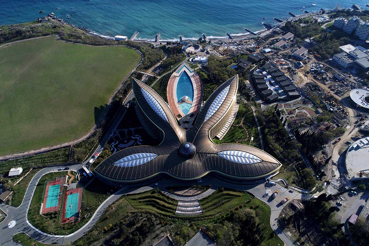 Вид на территорию гостиницы "Мрия Резорт" в городе Ялта.