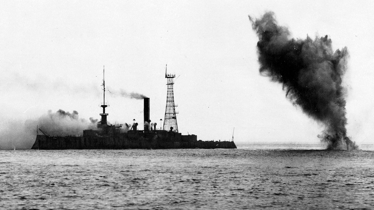 Линкор "Айова" в качестве радиоуправляемой мишени у берегов Панамы, 1923 год