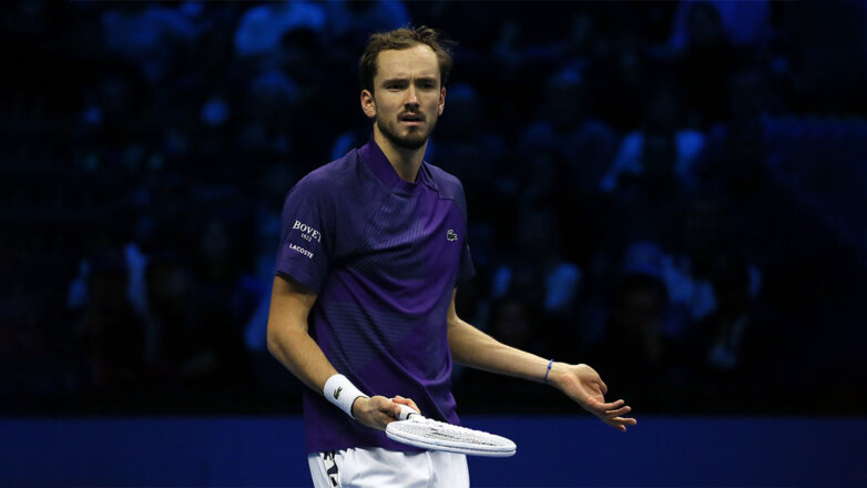 Теннисист Медведев снялся с турнира в Барселоне