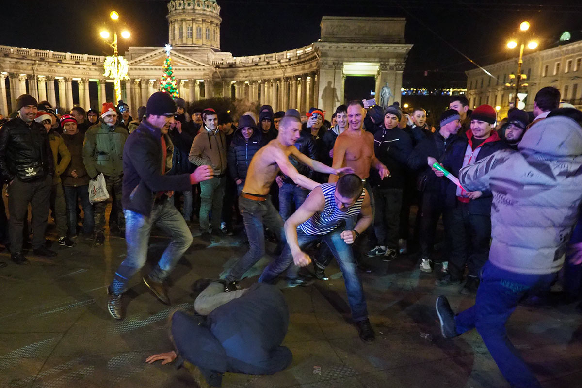 Драка на площади Казанского собора