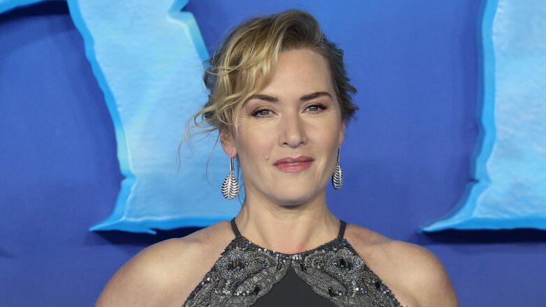 Кейт Уинслет рассказала о "необычайном" способе рукопожатия покойной королевы Елизаветы II