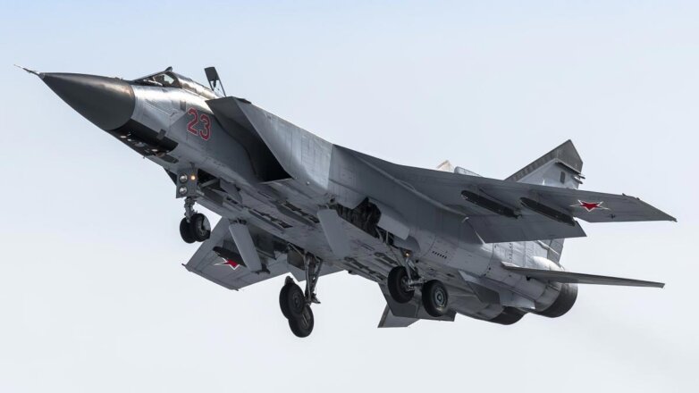 Истребители-перехватчики МиГ-31БМ отработали навыки полетов над Тихим океаном