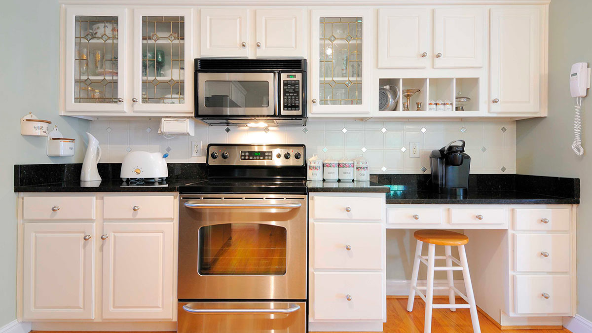 Микроволновка в верхнем гарнитуре