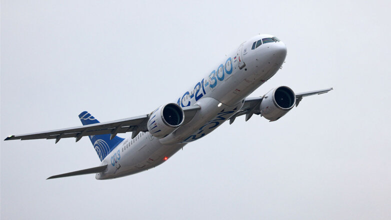 Мантуров совершил полет в качестве пассажира на новом российском самолете МС-21