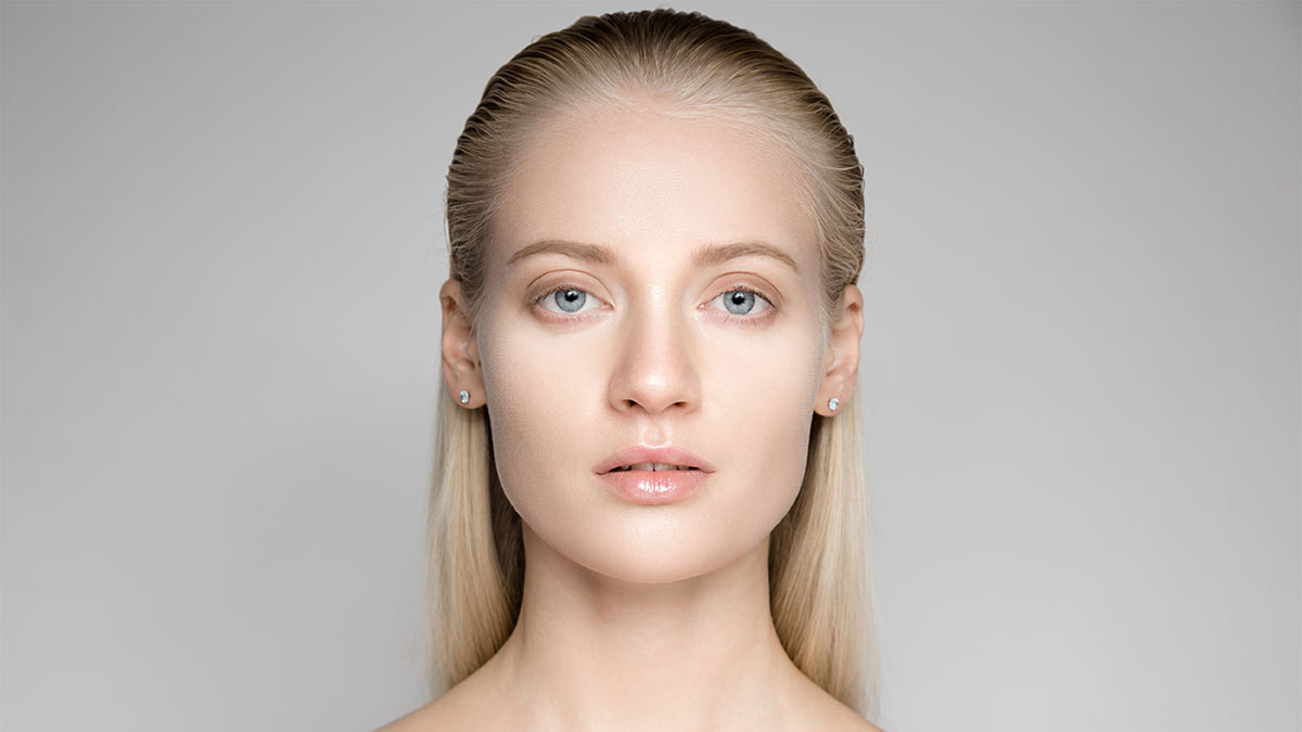 Зализанные назад волосы