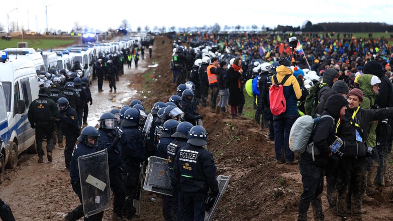 70 полицейских пострадали при беспорядках в Лютцерате