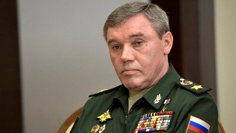 Наступление в зоне СВО ведется на всех направлениях, заявил начальник Генштаба Герасимов