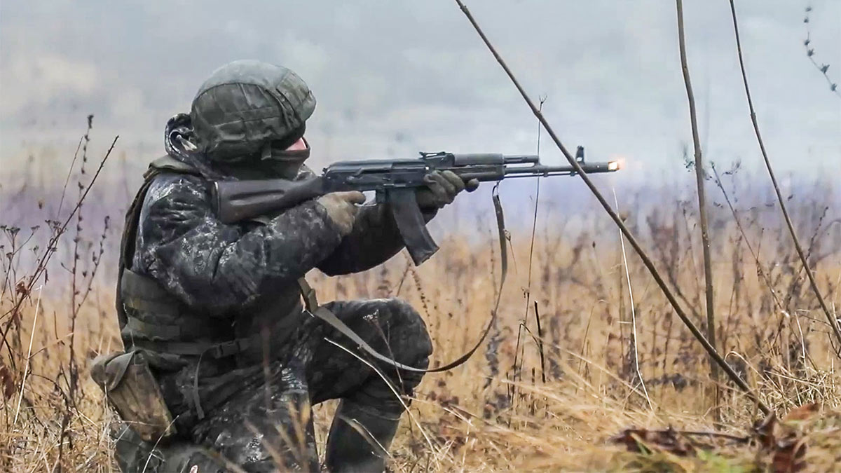 Военнослужащий во время выполнения боевых задач в зоне проведения СВО