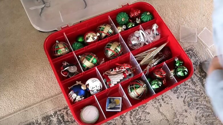 Когда еще не выбросили елку: как правильно снимать и хранить новогодние украшения