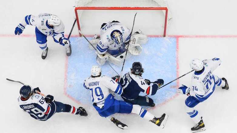 "Динамо" разгромило "Торпедо" и одержало пятую победу подряд в КХЛ