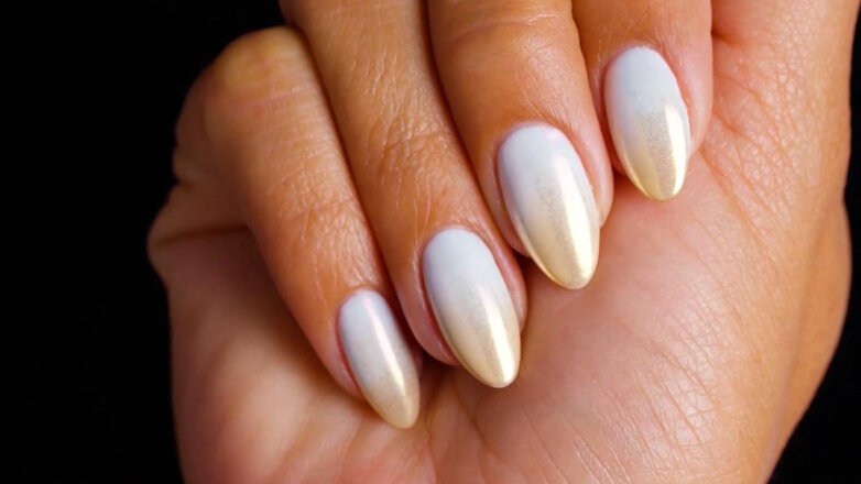 Позолоченный градиент: как повторить дома модный дизайн маникюра