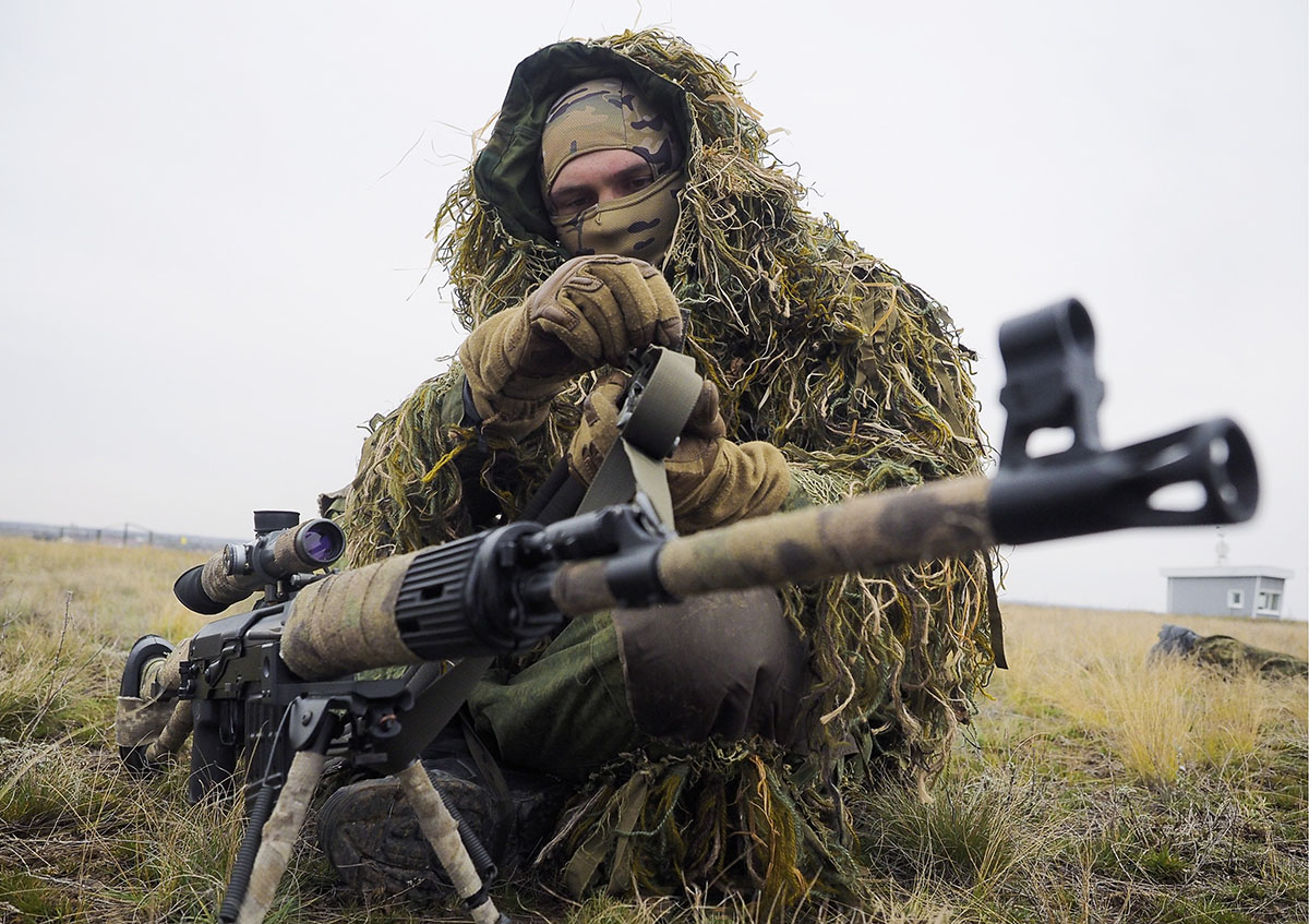 Военнослужащий с винтовкой Драгунова