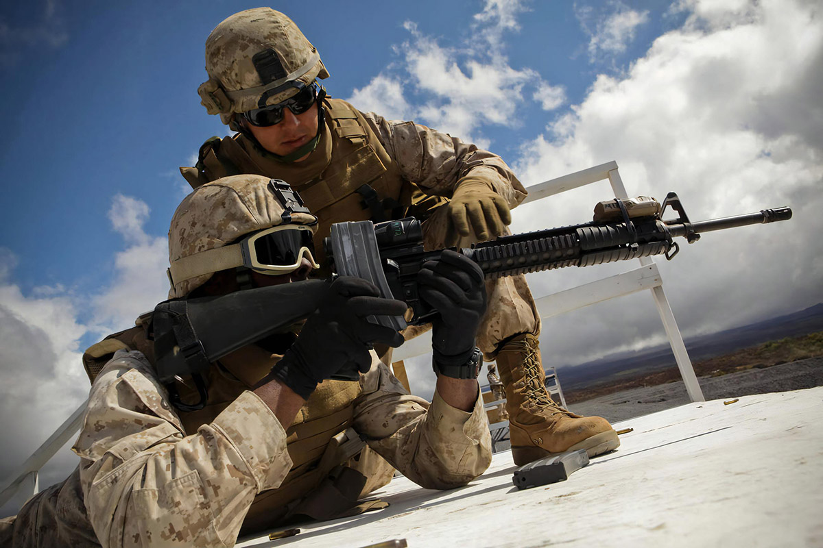 Морские пехотинцы со штурмовой винтовкой М-16