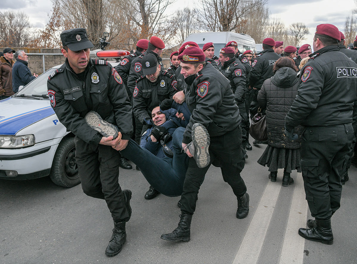 Задержание участника акции протеста у российской военной базы в Гюмри