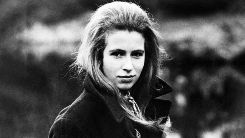 Королевский стиль: аксессуары принцессы Анны говорят о ее характере хиппи