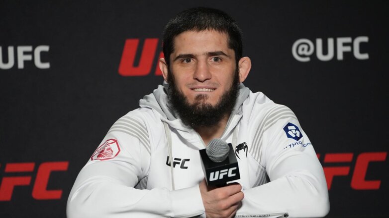 Россиянин Махачев впервые защитил титул UFC, победив Волкановски