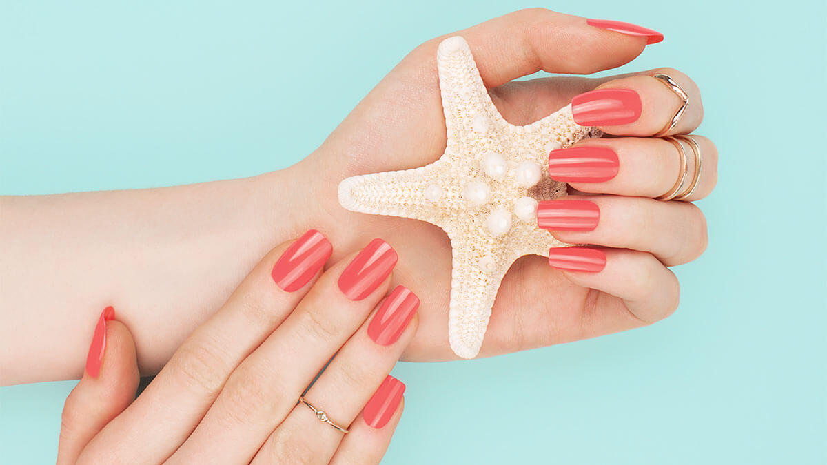 Коралловый цвет ногтей