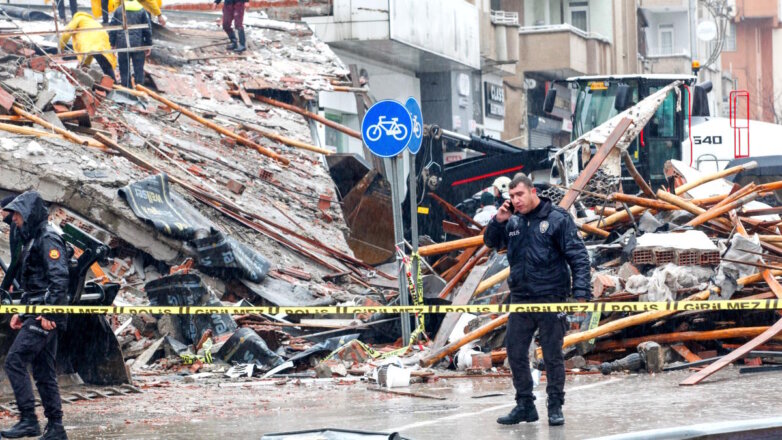 Работавшие в Турции российские спасатели вернулись в Москву