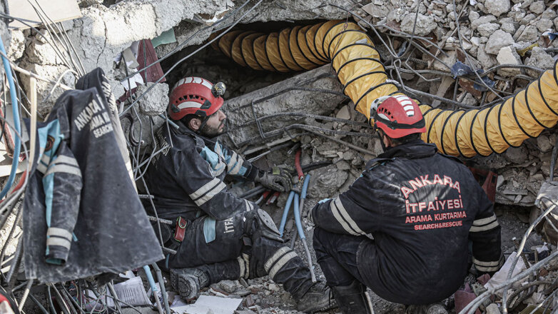 Спустя 212 часов спасательной операции в Турции из-под завалов извлекли женщину