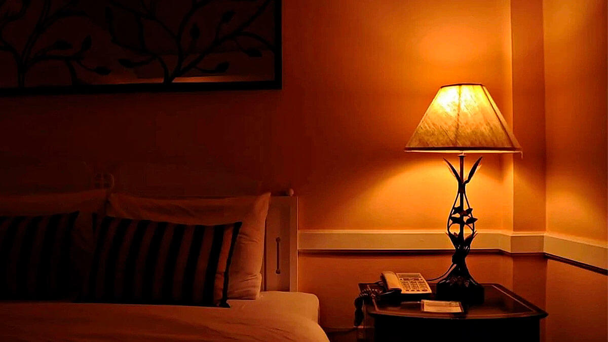 Светильник, который отбрасывает тени