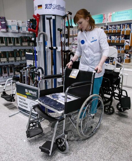 Сотрудница аптеки с ассортиментом товаров