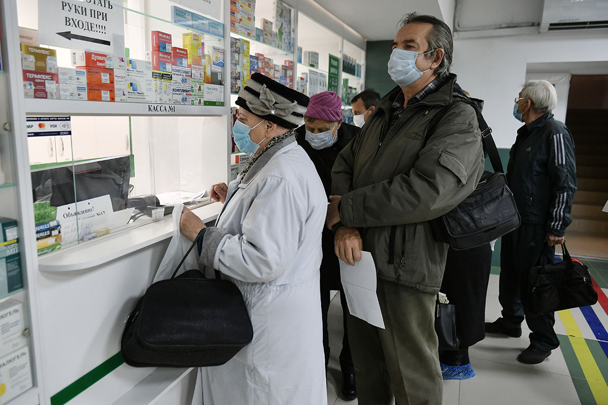 Люди в аптеке в очереди за лекарствами