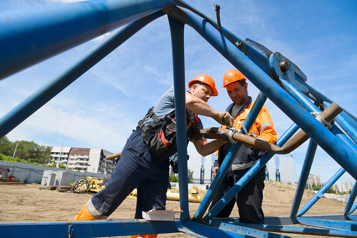 Строители на площадке
