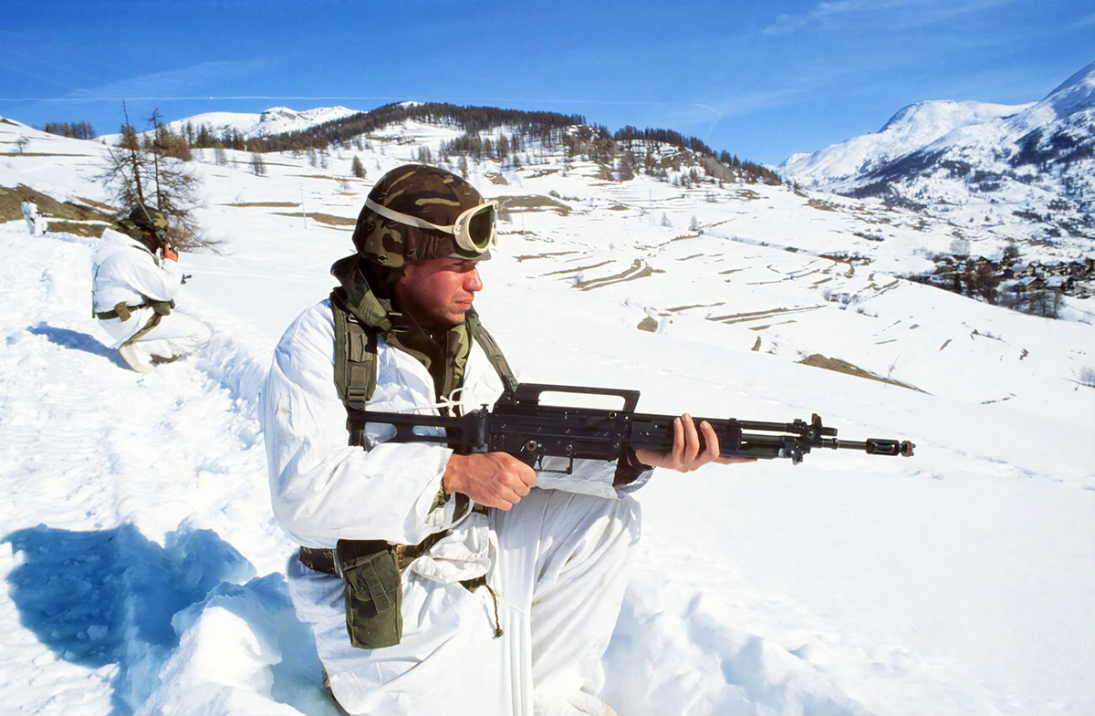 Военнослужащий итальянской армии с винтовкой AR-70