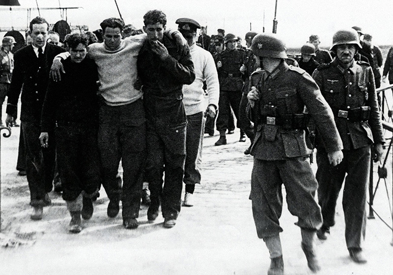 Операция "Колесница". Взятые в плен британские пехотинцы