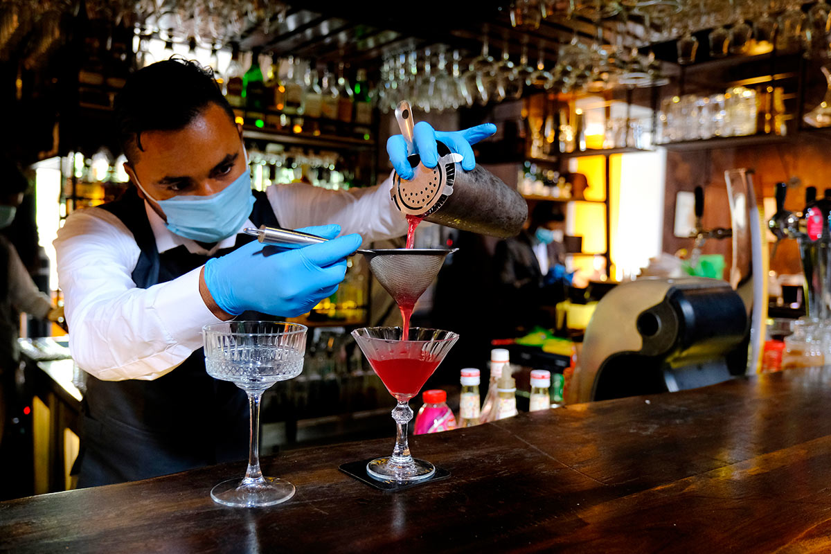 Бармен готовит коктейли в Индии