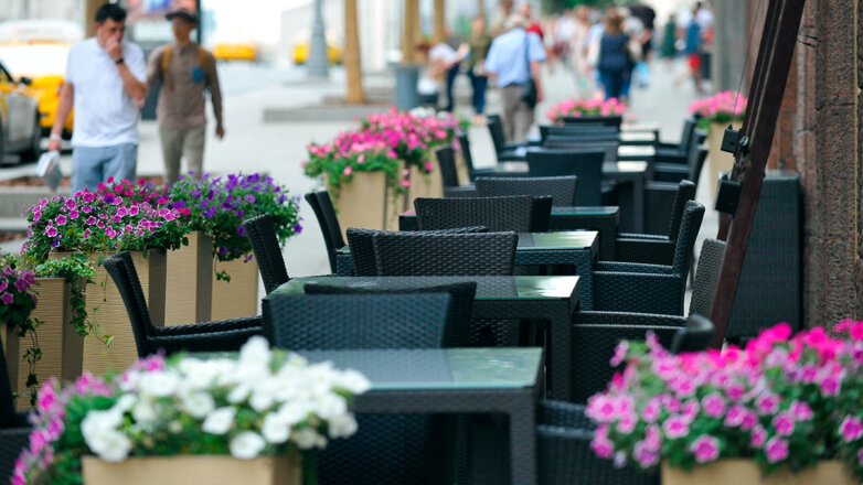 Правительство упростило порядок размещения летних кафе