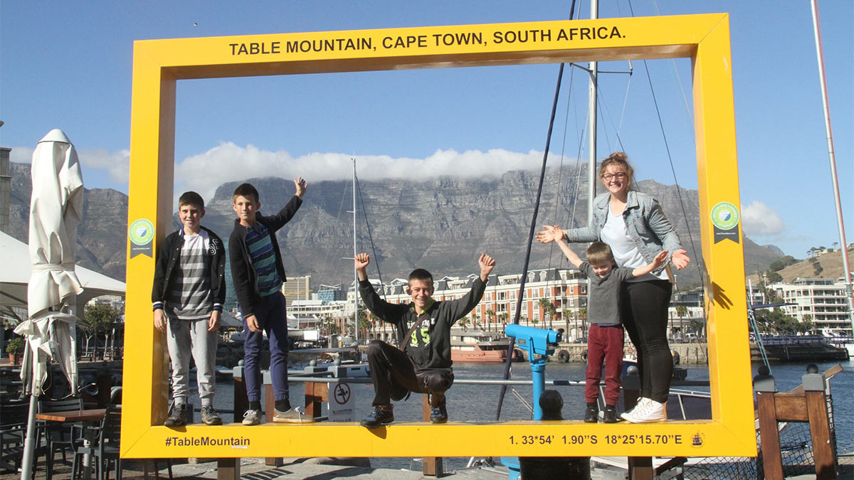 Туристы фотографируются с видом на Столовую гору