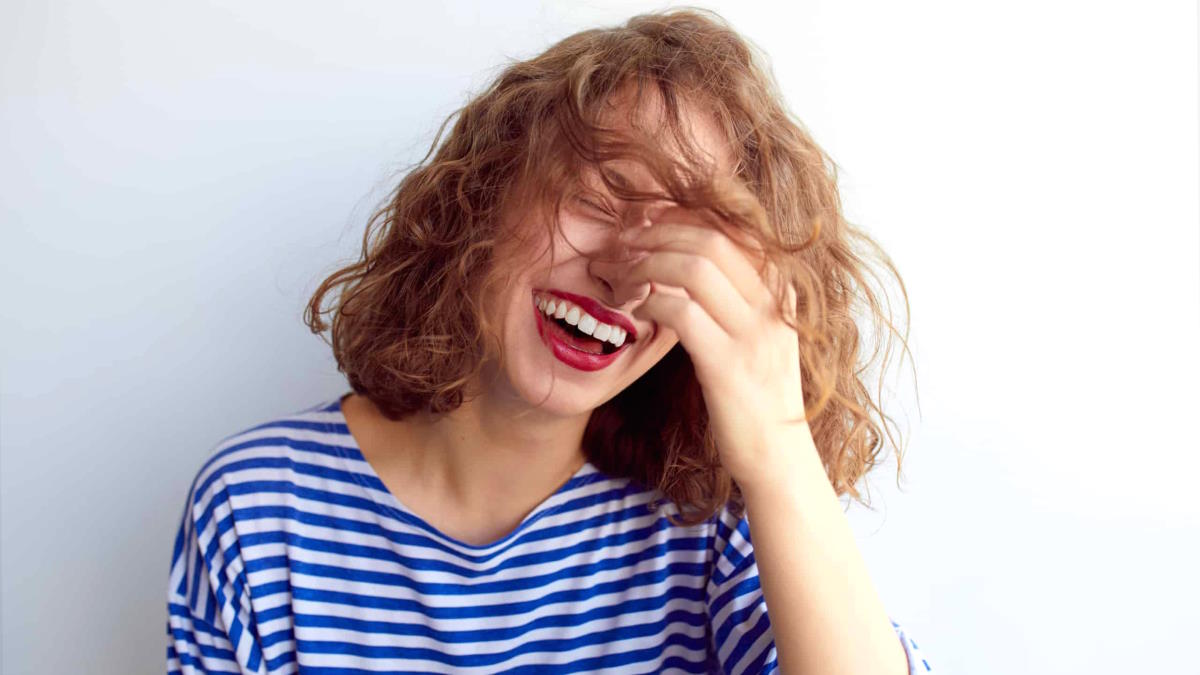 женщина смеётся