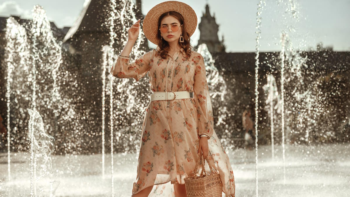 женщина в платье