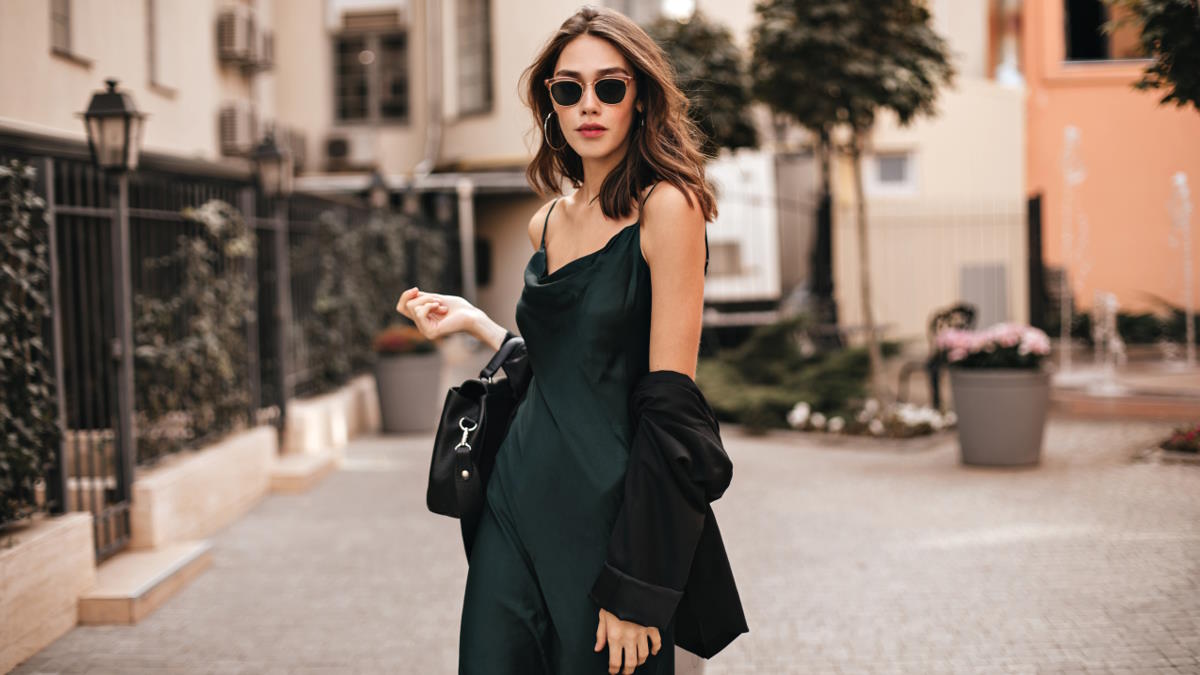 женщина в платье