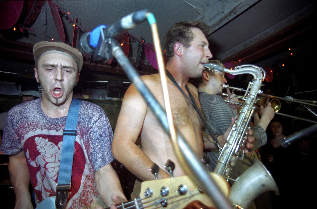 Лидер группы "Ленинград" Сергей Шнуров в клубе "Китайский летчик Джао Да", 2000 год