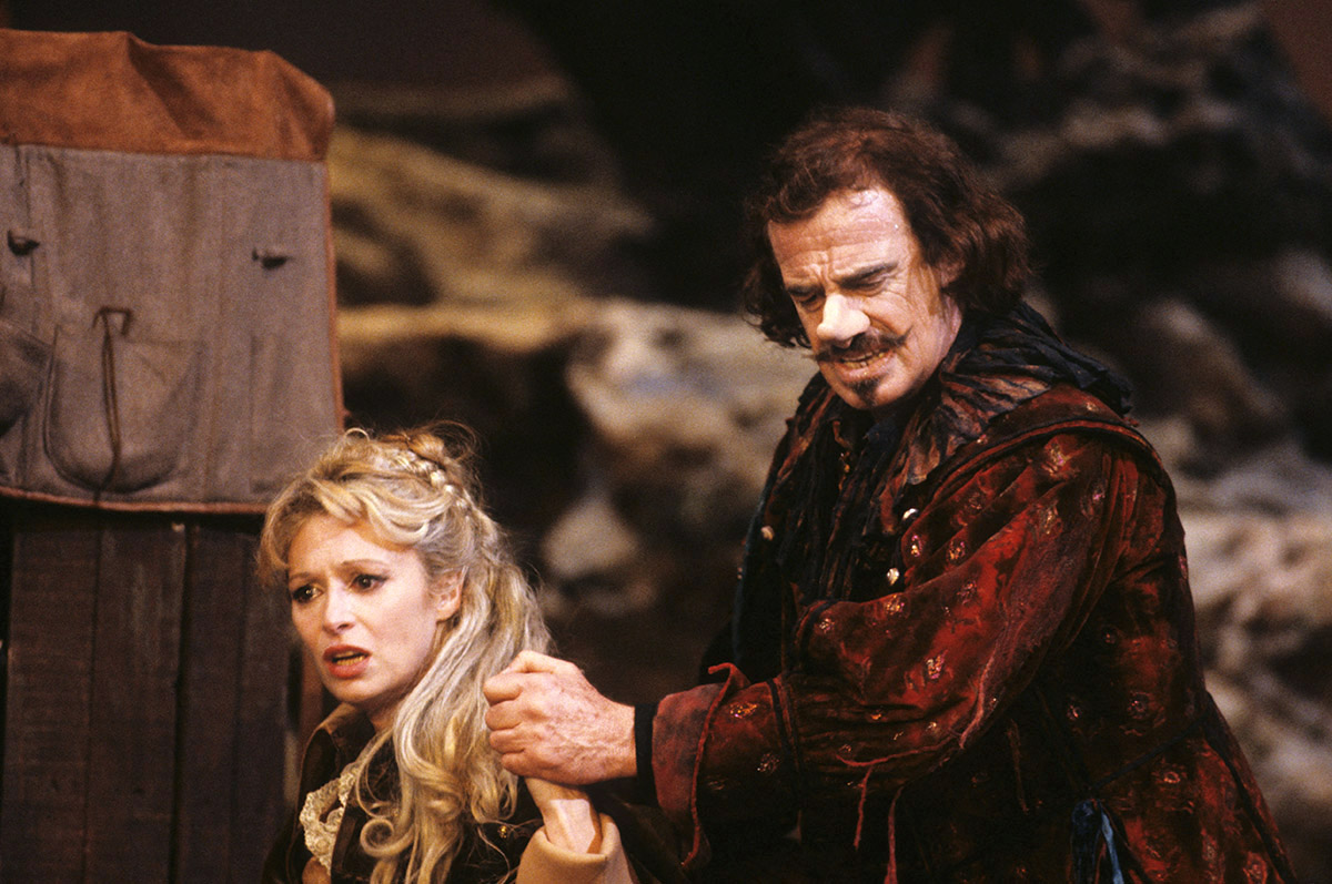 Жан-Поль Бельмондо и Беатрис Аженин в спектакле "Сирано де Бержерак", 1990