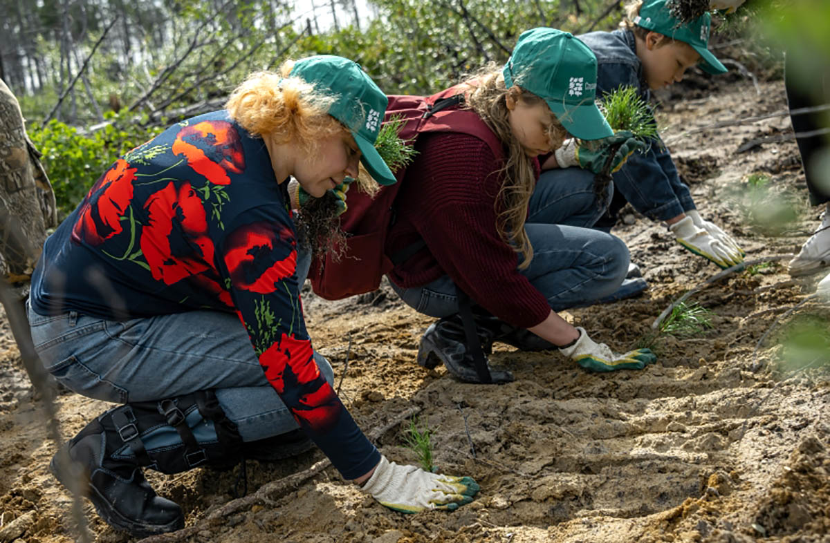 Участники традиционной всероссийской акции "Сохраним лес"
