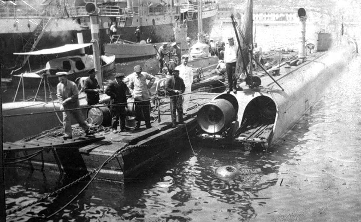 Подводный минный заградитель "Краб". Проверка минных аппаратов, Севастополь, 1915 г