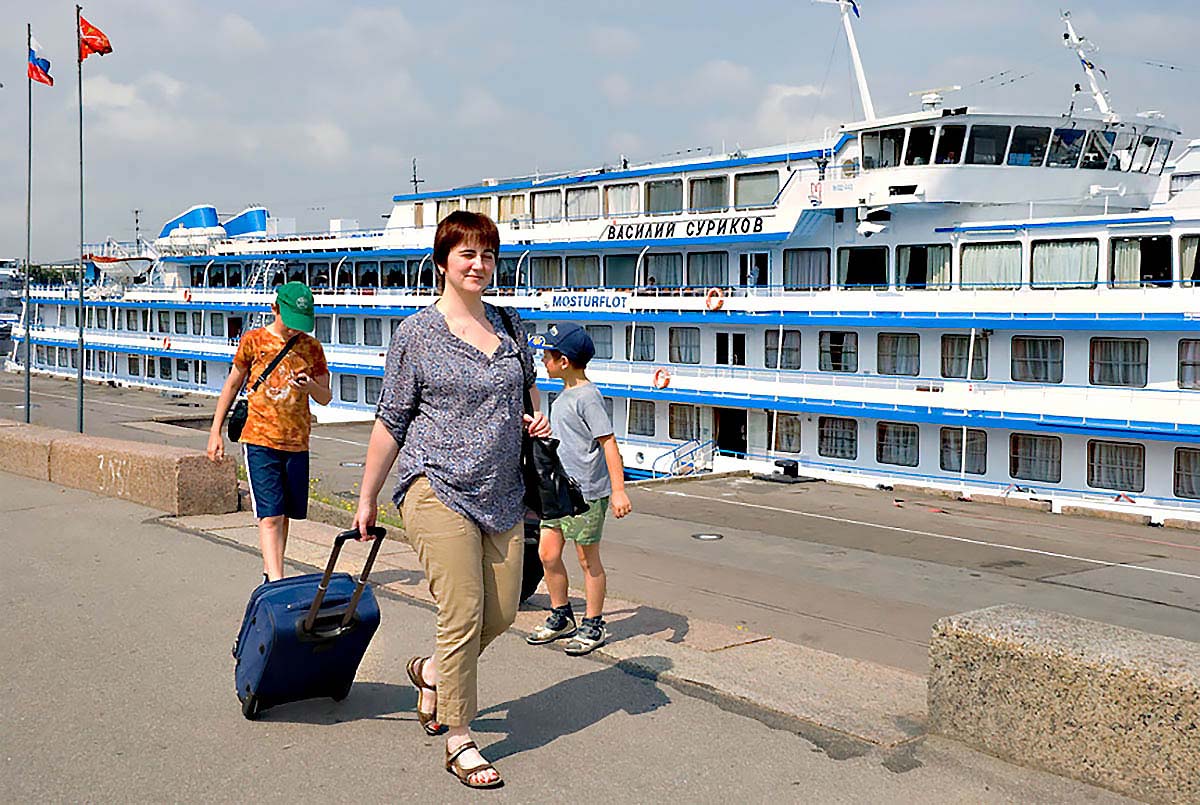 Мама с сыновьями отправляется в круиз. Теплоход "Василий суриков"