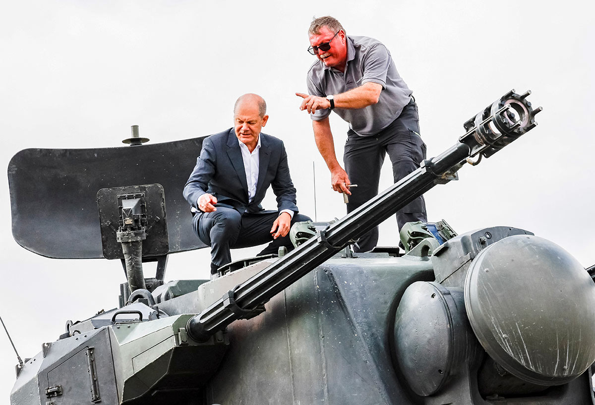 Федеральный канцлер Германии Олаф Шольц на немецкой зенитной самоходной установке Flakpanzer Gepard