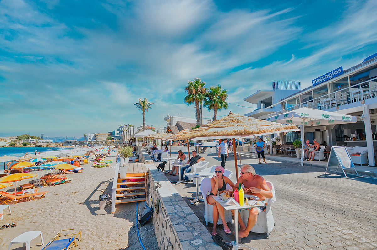 Туристы на пляже Крита