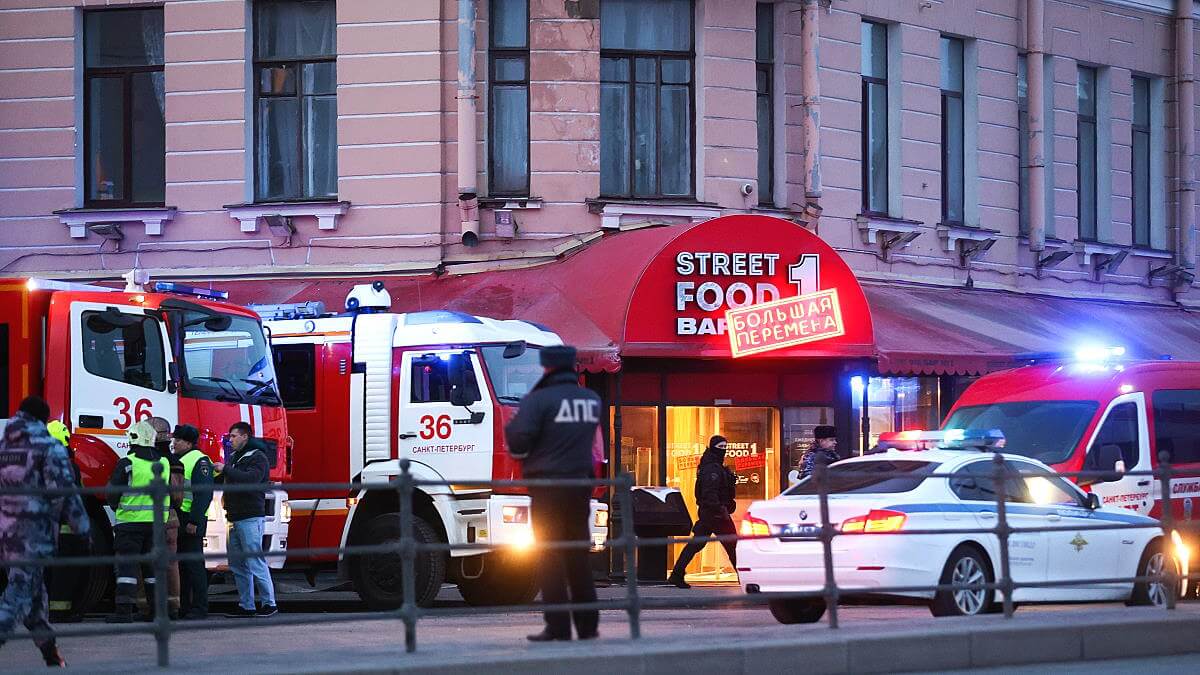 Автомобили экстренных служб у кафе Стрит-бар