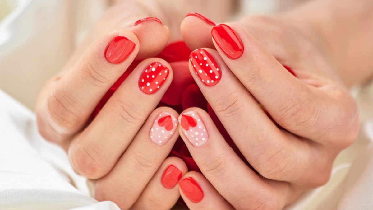 Маникюр с сердечками