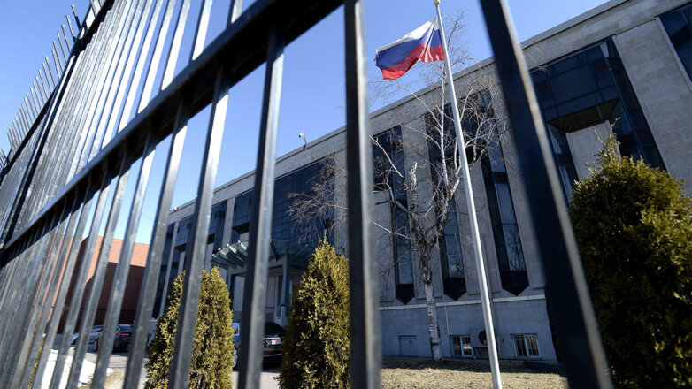 В Оттаве неизвестный облил забор посольства РФ красной краской